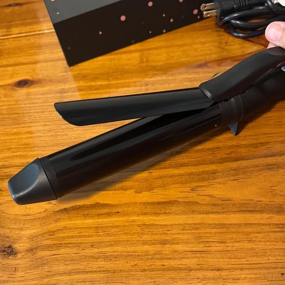 Bio Ionic Black Curling Iron - Picture 3 of 4